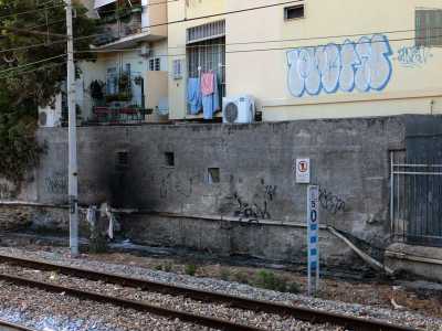 A questo punto imbocchiamo un sottopassaggio che ci permette di sbucare sulla banchina opposta, quella di via Oberdan. Di fronte a noi ora ci sono gli edifici color pastello di Madonnella, imbrattati da alcune scritte...